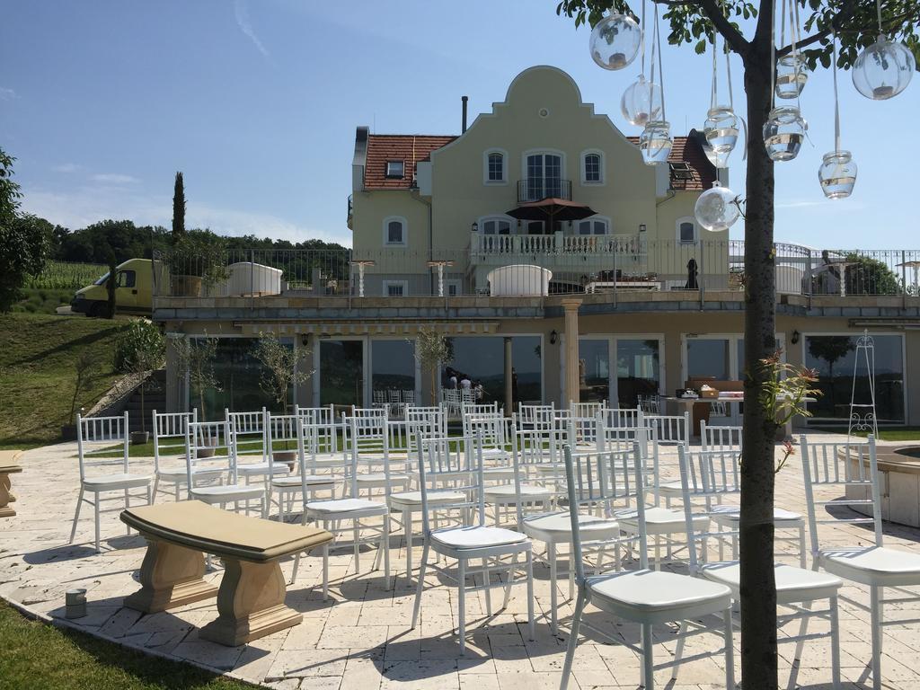 Hotel Liszkay Borkuria Monoszlo Exterior foto