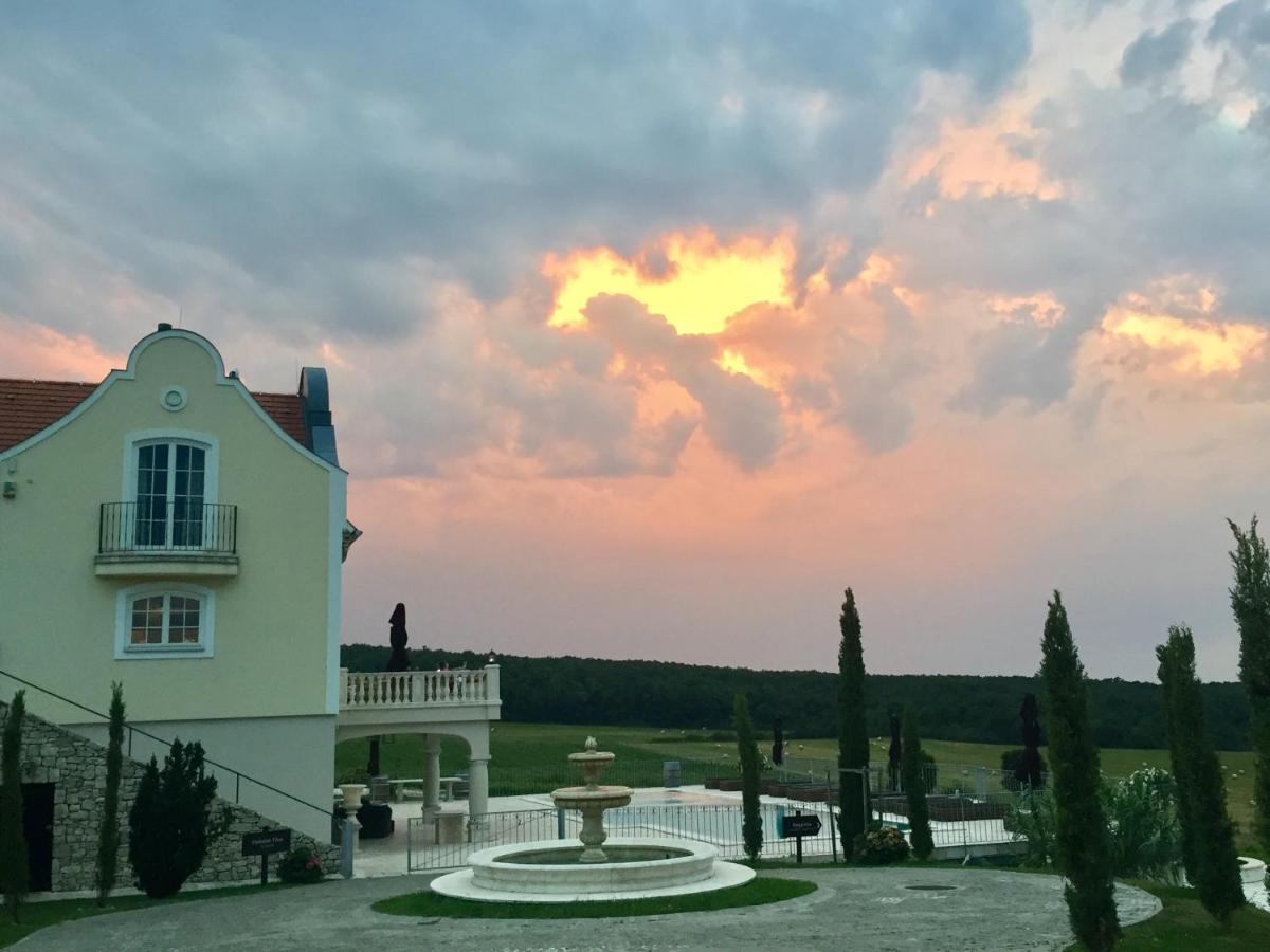 Hotel Liszkay Borkuria Monoszlo Exterior foto